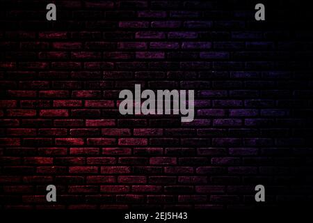 Luce al neon su pareti di mattoni che non sono intonacati sfondo e struttura. Effetto di illuminazione rosso e blu sfondo al neon verticale di mattoni vuoti seminterrato Foto Stock