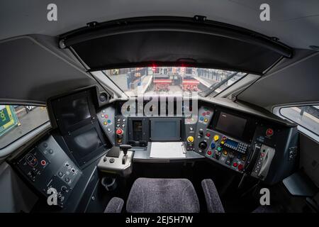 All'interno della cabina di guida di un nuovo treno IEP Classe 800 / 801 realizzato da Hitachi, Inghilterra, Regno Unito Foto Stock