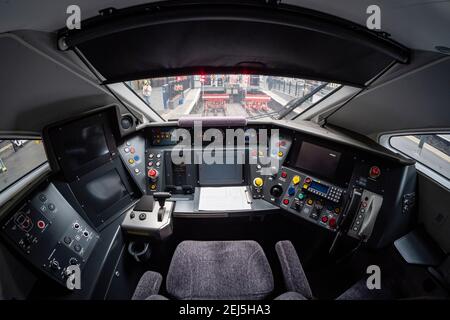 All'interno della cabina di guida di un nuovo treno IEP Classe 800 / 801 realizzato da Hitachi, Inghilterra, Regno Unito Foto Stock