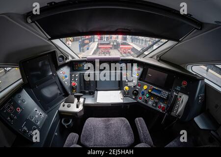 All'interno della cabina di guida di un nuovo treno IEP Classe 800 / 801 realizzato da Hitachi, Inghilterra, Regno Unito Foto Stock