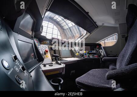 All'interno della cabina di guida di un nuovo treno IEP Classe 800 / 801 realizzato da Hitachi, Inghilterra, Regno Unito Foto Stock