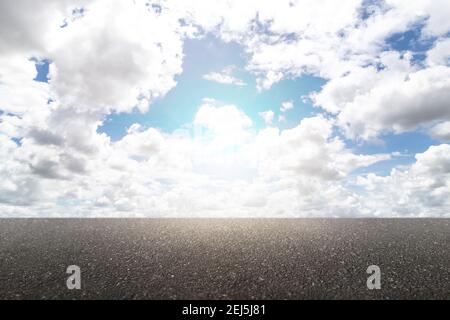 Natura strada asfaltata e cielo nuvola scenario con la luce del sole. Vuota nuova strada asfaltata e cielo. Foto Stock