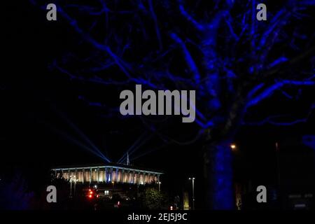 Gerusalemme, Israele. 21 Feb 2021. L'edificio del parlamento Knesset è illuminato seguendo la mostra d'arte Lights che si apre a Gerusalemme illuminando i monumenti più rappresentativi della città con luci e video. Le installazioni invitano i visitatori a visitare la città rispettando tutte le misure sanitarie pubbliche, dalla sicurezza e dalla comodità delle proprie auto. La mostra si terrà fino al 3 marzo 2021. Credit: NIR Alon/Alamy Live News Foto Stock