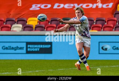 Londra, Regno Unito. 21 Feb 2021. DaN Thomas of Bristol Bears passa la palla durante la partita di rugby della Gallagher Premiership tra London Irish e Bristol Rugby al Brentford Community Stadium di Londra, Inghilterra, il 21 febbraio 2021. Foto di Phil Hutchinson. Solo per uso editoriale, è richiesta una licenza per uso commerciale. Nessun utilizzo nelle scommesse, nei giochi o nelle pubblicazioni di un singolo club/campionato/giocatore. Credit: UK Sports Pics Ltd/Alamy Live News Foto Stock