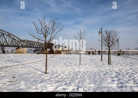 Tczew, Polonia - 21 febbraio 2021: Paesaggio invernale vicino al fiume Vistola a Tczew. Foto Stock