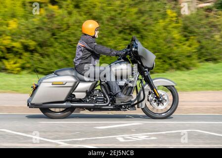 Harley Davidson 114 pollici cubici moto essere guidato a Southend sul mare, Essex, Regno Unito, in una giornata di sole luminoso inverno, durante COVID 19 blocco Foto Stock