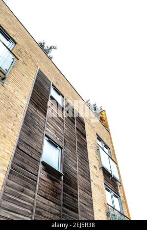 Rivestimento in legno su un edificio residenziale a Londra, Regno Unito Foto Stock