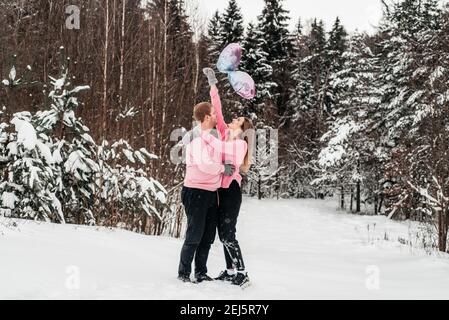 Felice coppia attiva nella foresta invernale, giorno moroz, stile di vita. Foto Stock