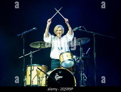 Mary Berry suona la batteria sul palco con Rick Astley al Camp Bestival 2018, Lulworth Castle, Wareham. Data immagine: Venerdì 27 luglio 2018. Il credito fotografico dovrebbe essere: David Jensent Foto Stock