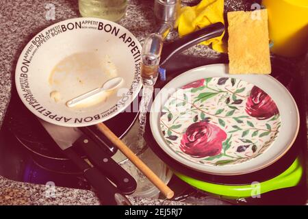 Set di piatti sporchi, posate e padelle nel lavandino pronti per essere lavati. Foto Stock