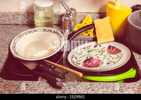 Set di piatti sporchi, posate e padelle nel lavandino pronti per essere lavati. Foto Stock