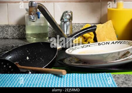 Set di piatti sporchi, posate e padelle nel lavandino pronti per essere lavati. Foto Stock