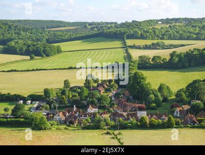 Villaggio dal Ibstone hill, Turville, Buckinghamshire, Inghilterra, Regno Unito Foto Stock