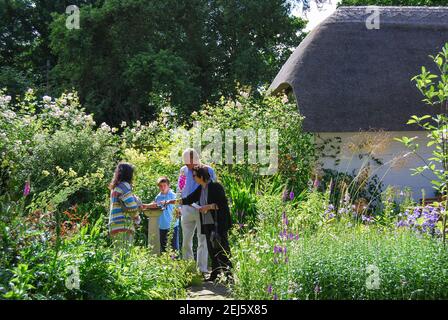 Il vecchio Paglia (Enid Chelmsford dell ex casa) giardino, Coldmoorholme Lane, Bourne End, Buckinghamshire, Inghilterra, Regno Unito Foto Stock