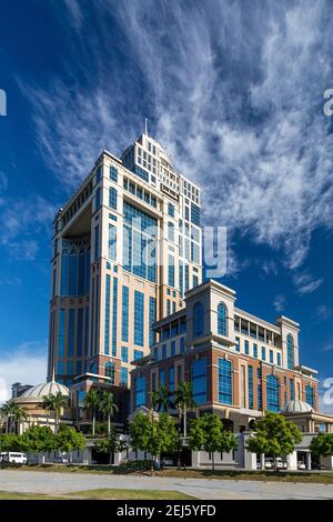 Kota Kinabalu, Sabah, Malesia: Sabah state Administrative Center, affacciato sulla baia di Likas. La torre dell'ufficio a 33 piani è l'edificio più alto del Borneo Foto Stock