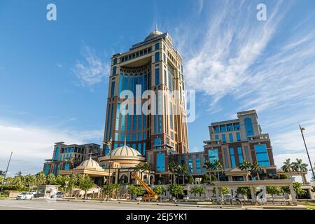 Kota Kinabalu, Sabah, Malesia: Sabah state Administrative Center, affacciato sulla baia di Likas. La torre dell'ufficio a 33 piani è l'edificio più alto del Borneo Foto Stock