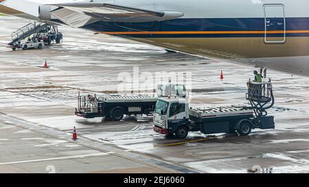 Veicoli per servizi igienici per lo svuotamento e il riempimento di gabinetti a bordo di un aeromobile di una macchina Singapore Airlines presso il grembiule di Changi Intern. Aeroporto Foto Stock