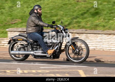 Harley Davidson 114 pollici cubici moto essere guidato a Southend sul mare, Essex, Regno Unito, in una giornata di sole luminoso inverno, durante COVID 19 blocco Foto Stock