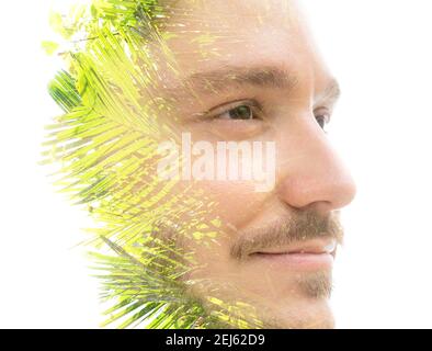 Un ritratto di un uomo primo piano con foglie di palma in doppio esposizione Foto Stock