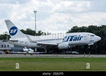 2 Luglio 2019, Mosca, Russia. Aereo Boeing 737-500 UTAR Aviation Airlines all'aeroporto di Vnukovo a Mosca. Foto Stock