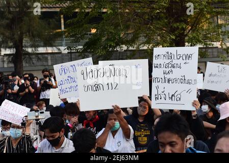 Bangkok, Thailandia. 20 Feb 2021. Un sostenitore pro-democrazia ha un'etichetta che chiede la cancellazione, la Sezione 112 è il codice penale thailandese, in cui si afferma che "chiunque diffami, insulti o intimidisce il re, la regina, l'erede apparente o il reggente deve essere punito" e il messaggio contro il governo davanti al Parlamento Kiakkai, Bangkok, sabato, 20 febbraio 2021. (Foto di Teera Noisakran/Pacific Press) Credit: Pacific Press Media Production Corp./Alamy Live News Foto Stock