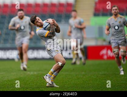 Wasps Full-back Matteo Minozzi prende un calcio d'oro durante una partita della Gallagher Premiership Round 10 Rugby Union, venerdì 20 febbraio 2021, a Leicester, Uni Foto Stock