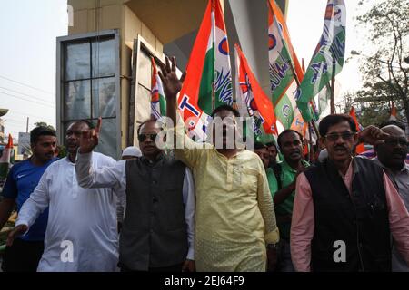 Kolkata, India. 21 Feb 2021. Il Trinamool Congress Party (TMCP) ha condotto una manifestazione di protesta contro il recente aumento del prezzo del petrolio in tutta l'India. Questo rally è partito da una stazione degli autobus 3A e ha raggiunto il 14 n. stand degli autobus a Behala. (Foto di Rajpratim Ray/Pacific Press) Credit: Pacific Press Media Production Corp./Alamy Live News Foto Stock