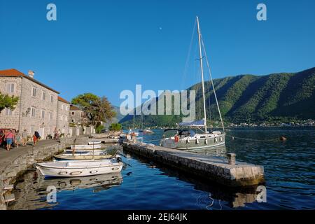PERAST, MONTENEGRO - YULY 14, 2016: Barca a vela ormeggiata nel porticciolo del villaggio di Perast sulla baia di Kotor Foto Stock