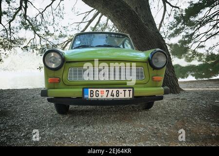 PERAST, MONTENEGRO - 14 LUGLIO 2016: Un Trabant verde 601S è stato un Trabant modello prodotto da VEB Sachsenring a Zwickau, Sachsen ed è stato il più commo Foto Stock