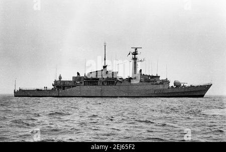 AJAXNETPHOTO. 1977. CANALE IN INGLESE. NUOVA FREGATA HMS ATTIVA SULLE PROVE NEL CANALE. HMS ACTIVE HA PRESO PARTE ALLA RIPRESA DELLE ISOLE FALKLAND IN SEGUITO ALL'INVASIONE ARGENTINA COME MEMBRO DEL GRUPPO DI BRISTOL, SOSTENENDO VARIE AZIONI CHE BOMBARDANO LE POSIZIONI NEMICHE. PHOTO:VT COLLECTION/AJXNETPHOTO.COM REF:HDD NA VT ACTIVE 14A Foto Stock