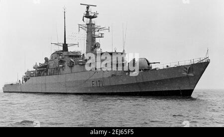 AJAXNETPHOTO. 1977. CANALE IN INGLESE. NUOVA FREGATA HMS ATTIVA SULLE PROVE NEL CANALE. HMS ACTIVE HA PRESO PARTE ALLA RIPRESA DELLE ISOLE FALKLAND IN SEGUITO ALL'INVASIONE ARGENTINA COME MEMBRO DEL GRUPPO DI BRISTOL, SOSTENENDO VARIE AZIONI CHE BOMBARDANO LE POSIZIONI NEMICHE. PHOTO:VT COLLECTION/AJXNETPHOTO.COM REF:HDD NA VT ACTIVE F171 Foto Stock