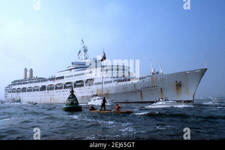 AJAXNETPHOTO. 11 LUGLIO 1982. SOUTHAMPTON, INGHILTERRA. - RITORNO BALENA - P&O LINER S.S.CANBERRA, RICHIESTO DAL MOD PER SERVIRE COME TROOPSHIP DURANTE IL CONFLITTO DELLE FALKLANDS, RITORNA A SOUTHAMPTON CARICO DI SOLDATI CHE AGITANO BANDIERA ACCOMPAGNATI DA UNA FLOTTA DI BENE SCIATORI. FOTO:JONATHAN EASTLAND/AJAX. REF:110782 2 910177 Foto Stock