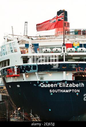 AJAXNETPHOTO. DIC 1996. SOUTHAMPTON, INGHILTERRA. - LAVORO DI VERNICIATURA - STERN VISTA DELLA NAVE DA TRASPORTO CUNARD REGINA ELISABETTA 2 - QE2 - IN KGV DRY DOCK, IN FASE DI RIFIT. FOTO:JONATHAN EASTLAND/AJAX. RIF:TC6044 14 2 Foto Stock