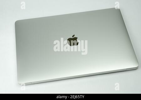 Computer portatile Apple MacBook Air M1. Stafford, Regno Unito, 21 febbraio 2021. Foto Stock