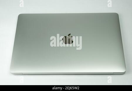 Computer portatile Apple MacBook Air M1. Stafford, Regno Unito, 21 febbraio 2021. Foto Stock
