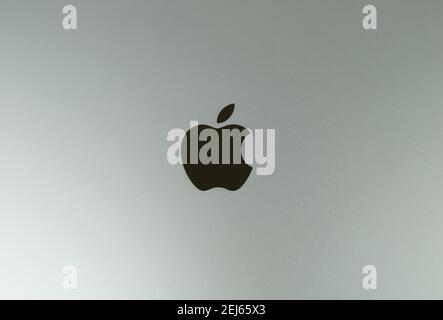 Logo Apple visualizzato sul computer portatile MacBook Air M1. Stafford, Regno Unito, 21 febbraio 2021. Foto Stock