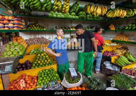 Colombia venditori di frutta Medellin socializzando all'interno di Plaza Minorista José María Mercato di Villa Foto Stock