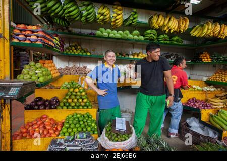 Colombia venditori di frutta Medellin socializzando all'interno di Plaza Minorista José María Mercato di Villa Foto Stock