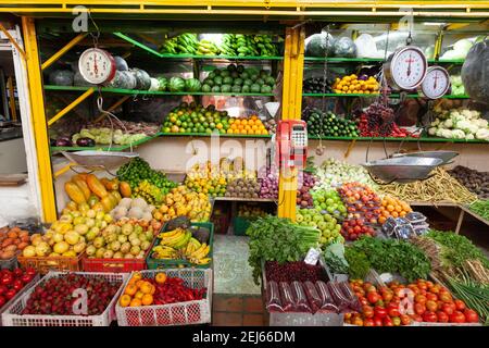 Colombia Medellin Fruit stand all'interno di Plaza Minorista José María Villa Mercato Foto Stock