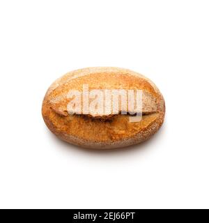 Pane tondeggiante al forno con crusche isolate su sfondo bianco. Vista dall'alto Foto Stock