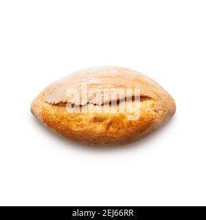 Pane tondeggiante al forno con crusche isolate su sfondo bianco. Vista dall'alto Foto Stock