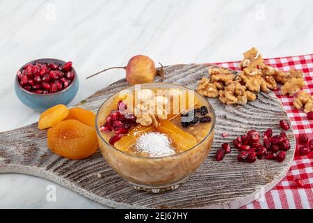 Tradizionale dessert turco Ashura (asure), pudding di Noè, con semi di melograno e noci. Foto Stock