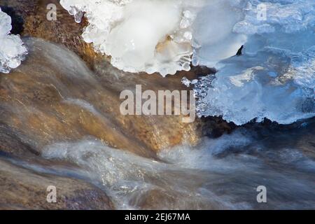 Acqua che scorre sotto ghiaccio fondente, concetto di riscaldamento globale Foto Stock