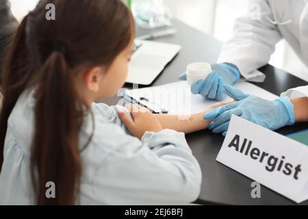 Bambina sottoposta a test allergene della pelle in clinica Foto Stock