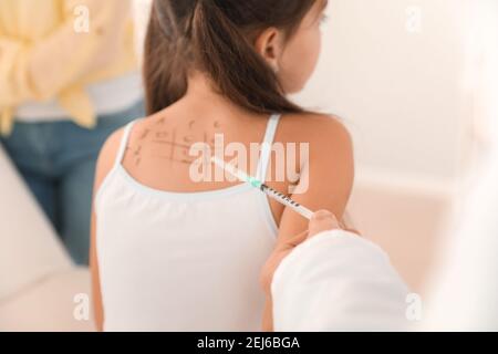 Bambina sottoposta a test allergene della pelle in clinica Foto Stock