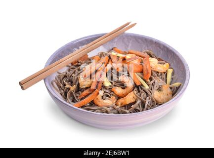 Piatto con gustosi tagliatelle di soba e gamberi su sfondo bianco Foto Stock