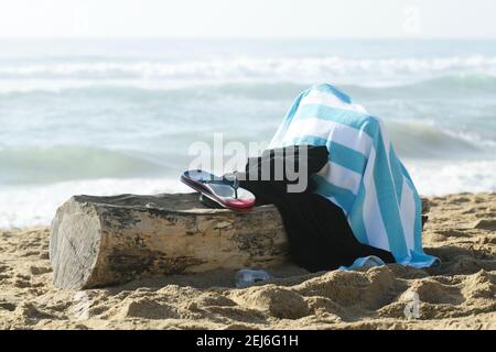 Oggetti, infradito, asciugamano, vacanza al mare, spiaggia, Vacanza estiva, collezione, natura morta, primo piano, Durban, Sud Africa, contiene logo, cose Foto Stock