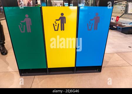 Moderni bidoni per la separazione dei rifiuti. Gestione riciclare rifiuti. Raccolta differenziata dei rifiuti Foto Stock