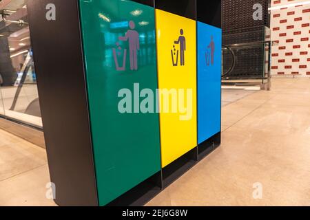 Gestione riciclare rifiuti. Raccolta differenziata dei rifiuti. Moderni bidoni per la separazione dei rifiuti Foto Stock