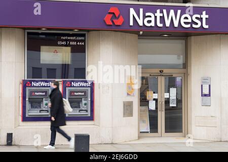 Filiale NatWest Bank con bancomat sulla parete accanto all'ingresso al palazzo della banca Foto Stock